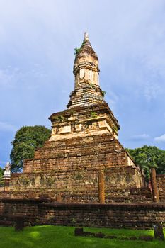 Square stupa with lotus-bud top
Phum-Khao-Bin, which refers to an ovoid shape of lotus flower arrangements that Thai devotees make as temple offerings, in Sukhothai province the first capital of Thailand