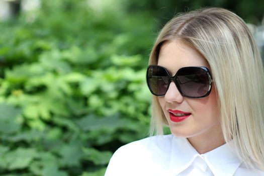 Beautiful young woman in sunglasses. Outdoor portrait