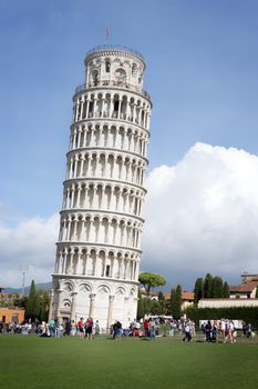 Picture of Tower of Pisa on a sunny day