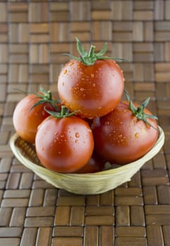 fresh tomatoes in Dish straw .