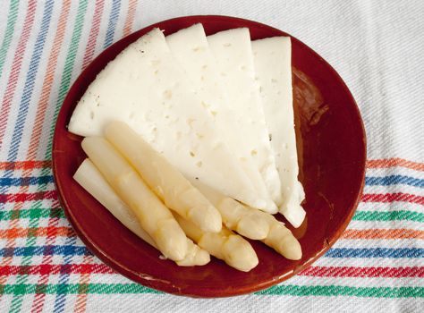 White asparagus in small ceramic plate