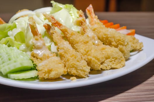 close up deep fried shrimp with vegetable salad 