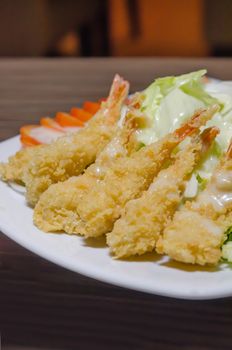 close up deep fried shrimp and  fresh vegetable with cream sauce 