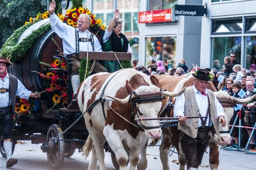 Parade of the hosts of the tents of the Oktoberfest