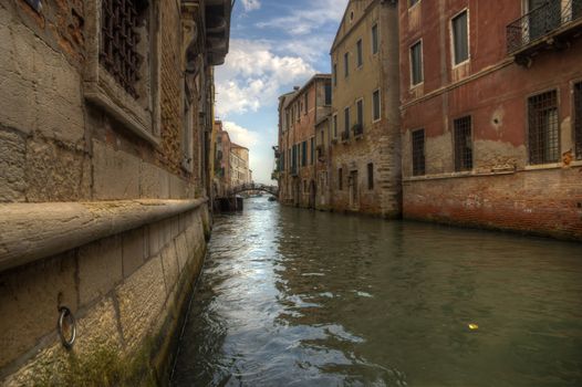 Picture of a canal in Venezia with ground perspective