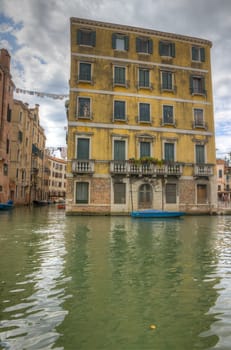 Picture of an old yellow buildning in Venezia