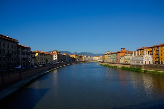 Picture of the river in the middle of Pisa