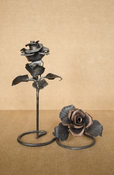 The composition of the two gifts in the form of hand-forged roses