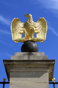 Eagle gilded gold statue placed on a column