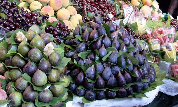 Fresh figs from a grocery store at display