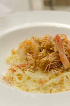 close up  fried shrimp served with Spaghetti Carbonara  and cheese