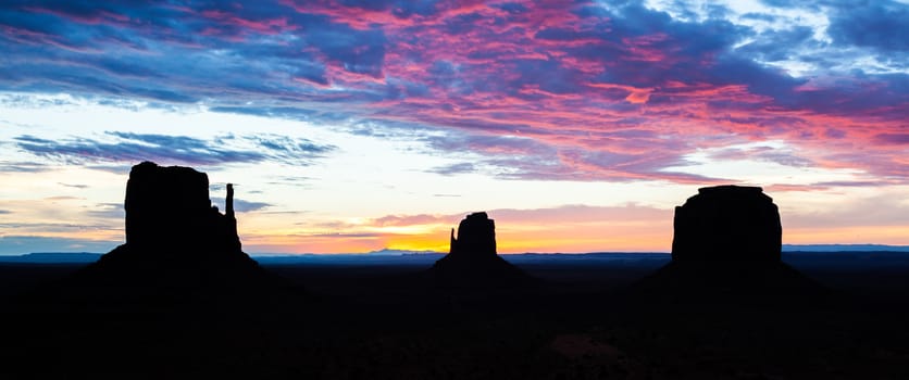 Wonderful colours during sunrise in this iconic view of Monument Valley, USA