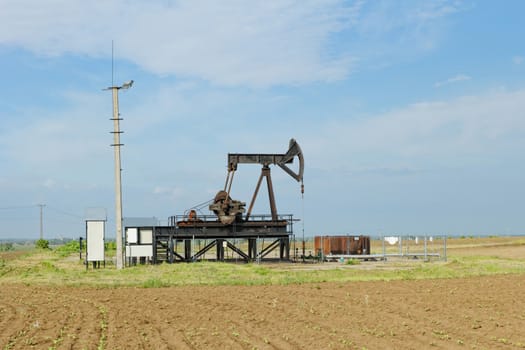 Operating oil and gas well in desert