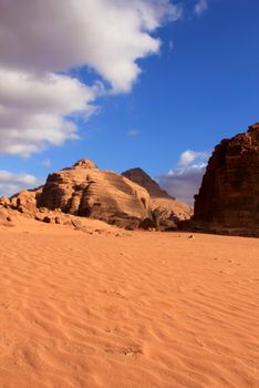 Sand pattern and beautiful landscape of the wadi rum desert in Jordan 