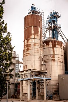 Industrial silos in a old rusty inviroment