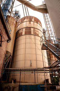 Industrial silos in a old rusty inviroment