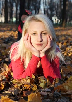 Pretty young  girl posing in autumn park