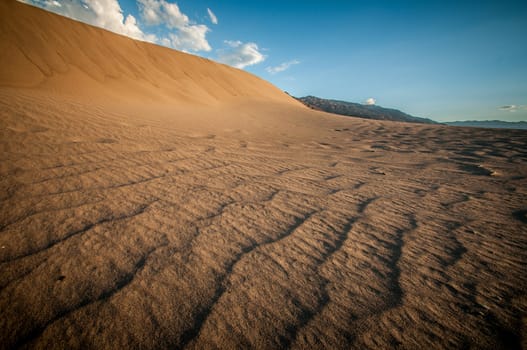 Death Valley sand dune looks like a big wave