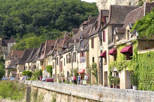 The Roque-Gageac, beautiful French village of the Dordogne, recontruit with the rock that collapsed the cliff.