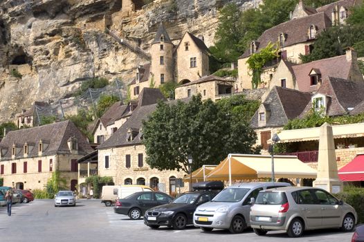 The Roque-Gageac, beautiful French village of the Dordogne, recontruit with the rock that collapsed the cliff.