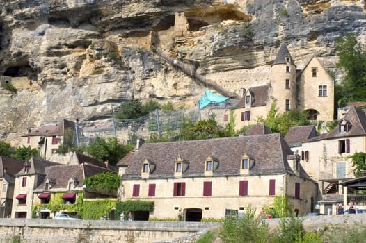 The Roque-Gageac, beautiful French village of the Dordogne, recontruit with the rock that collapsed the cliff.