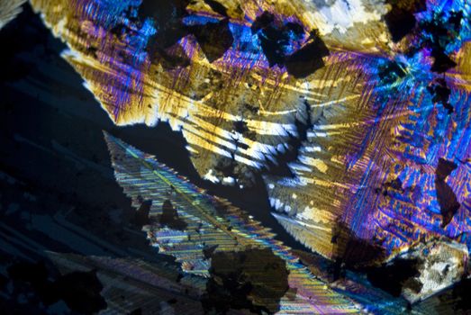 Soot particles and microcrystals in polarized light