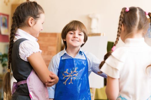 children draw pictures of easels, drawing lesson