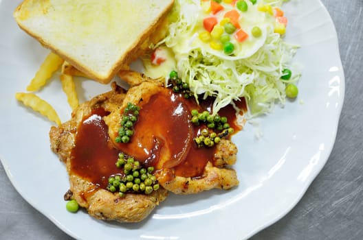 Pork pepper steak with bread and salad