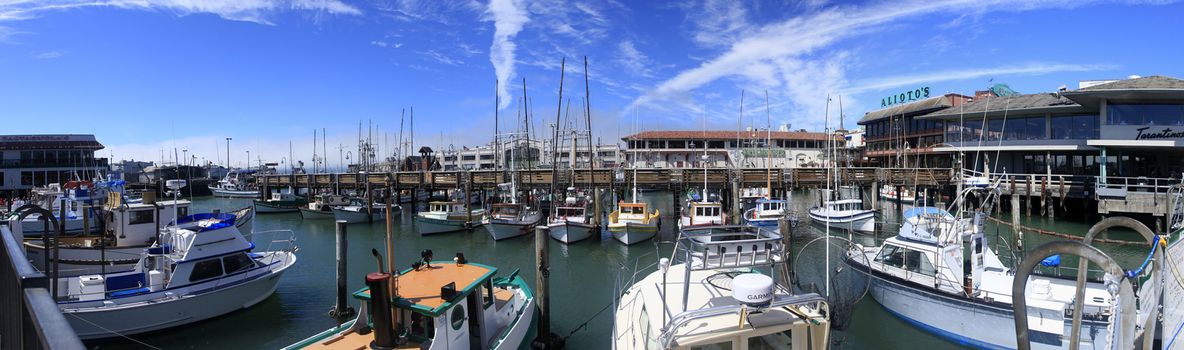 SAN FRANCISCO, USA, SEPTEMBER 17 2013: California yacht harbor with the San Francisco skyline in the background blue sky 17 september 2013. Panormama Meeting from 10 shots