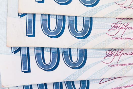 One hundred Turkish lira banknotes in a row.