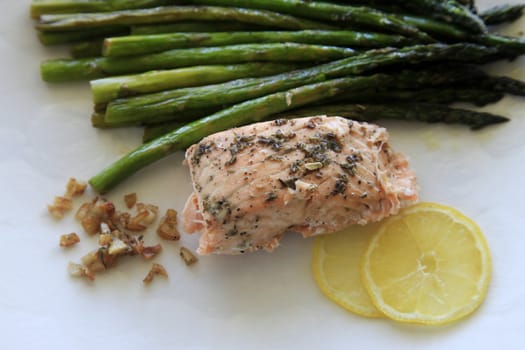 Grilled salmon with asparagus and lemon