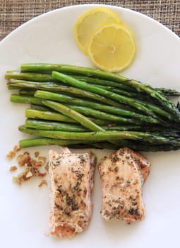 Grilled salmon with asparagus and lemon