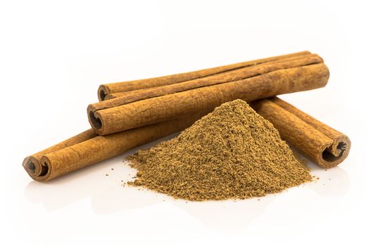 cinnamon spice - a powder and tube of dried bark