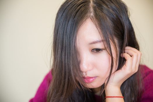 Young woman supporting her chin with her hand