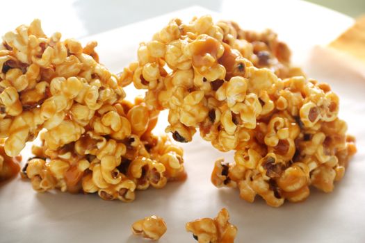 Delicious sweet and crunchy caramel popcorn ready to serve.