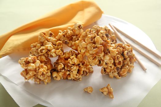 Delicious sweet and crunchy caramel popcorn ready to serve.