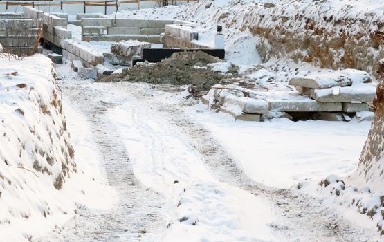 Laying the foundation in the pit with the use of concrete blocks in the winter.