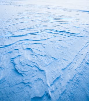 Wavy wind patterns in snow