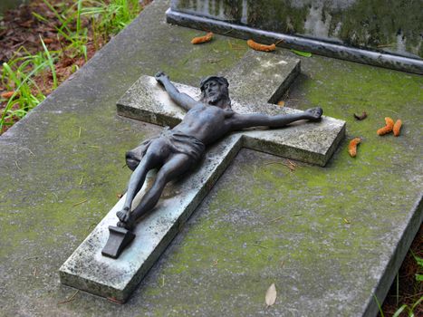 crocifisso su tomba antica e dimenticata da tutti