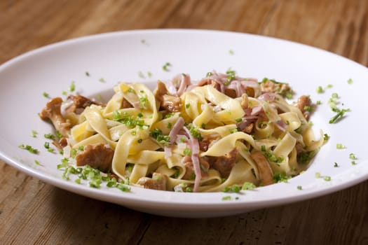 Tagliatelle with ham, chanterelles and parsley 