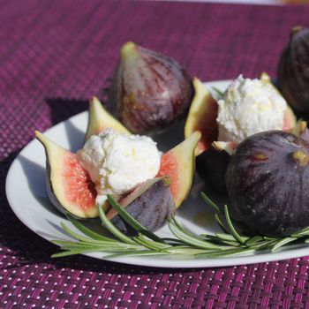 Figs stiffed with cheese and honey