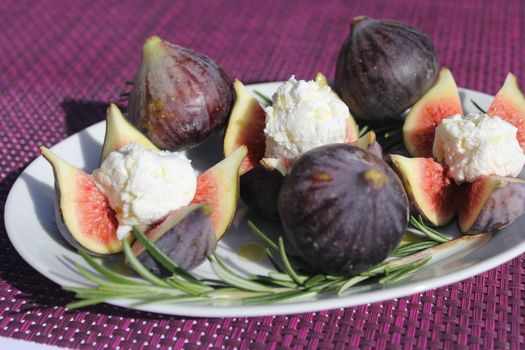 Figs stufed with cheese and honey