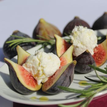 Figs stuffed with cheese and honey