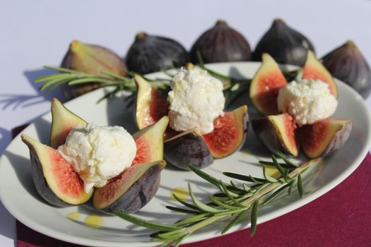 Figs stuffed with cheese and honey