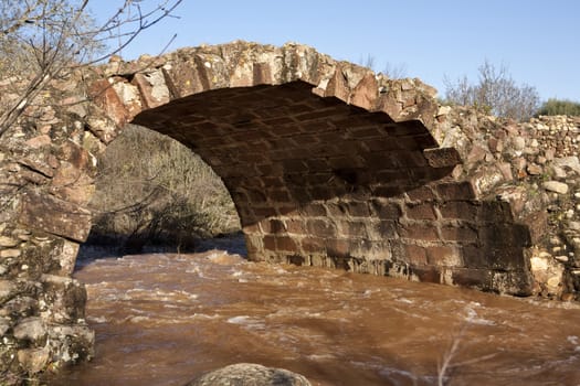 It is a Roman bridge that could belong to the primitive via Herculea, linking the ancient Oretania with the Spanish Levant, 3rd century a. d. C.. Is the landscape a beautiful formation of granitic rocks that are precipitating the River Guarrizas, forming two spectacular waterfalls that save the unevenness caused by the failure of Linares.