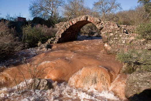 It is a Roman bridge that could belong to the primitive via Herculea, linking the ancient Oretania with the Spanish Levant, 3rd century a. d. C.. Is the landscape a beautiful formation of granitic rocks that are precipitating the River Guarrizas, forming two spectacular waterfalls that save the unevenness caused by the failure of Linares.