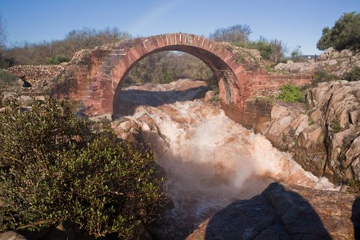 It is a Roman bridge that could belong to the primitive via Herculea, linking the ancient Oretania with the Spanish Levant, 3rd century a. d. C.. Is the landscape a beautiful formation of granitic rocks that are precipitating the River Guarrizas, forming two spectacular waterfalls that save the unevenness caused by the failure of Linares.