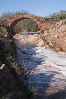 It is a Roman bridge that could belong to the primitive via Herculea, linking the ancient Oretania with the Spanish Levant, 3rd century a. d. C.. Is the landscape a beautiful formation of granitic rocks that are precipitating the River Guarrizas, forming two spectacular waterfalls that save the unevenness caused by the failure of Linares.