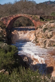 It is a Roman bridge that could belong to the primitive via Herculea, linking the ancient Oretania with the Spanish Levant, 3rd century a. d. C.. Is the landscape a beautiful formation of granitic rocks that are precipitating the River Guarrizas, forming two spectacular waterfalls that save the unevenness caused by the failure of Linares.