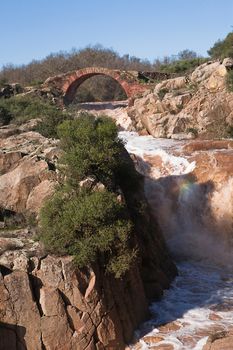 It is a Roman bridge that could belong to the primitive via Herculea, linking the ancient Oretania with the Spanish Levant, 3rd century a. d. C.. Is the landscape a beautiful formation of granitic rocks that are precipitating the River Guarrizas, forming two spectacular waterfalls that save the unevenness caused by the failure of Linares.